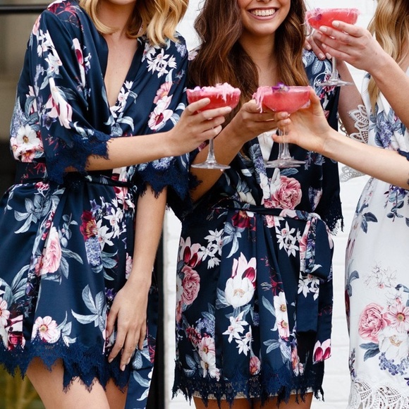 LeRose Robe - Picture 1 of 8